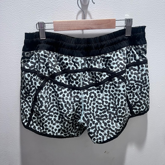 Lululemon  Tracker Short Ill
Ace Spot Tranquil Blue size 6 EUC women’s - Picture 3 of 5